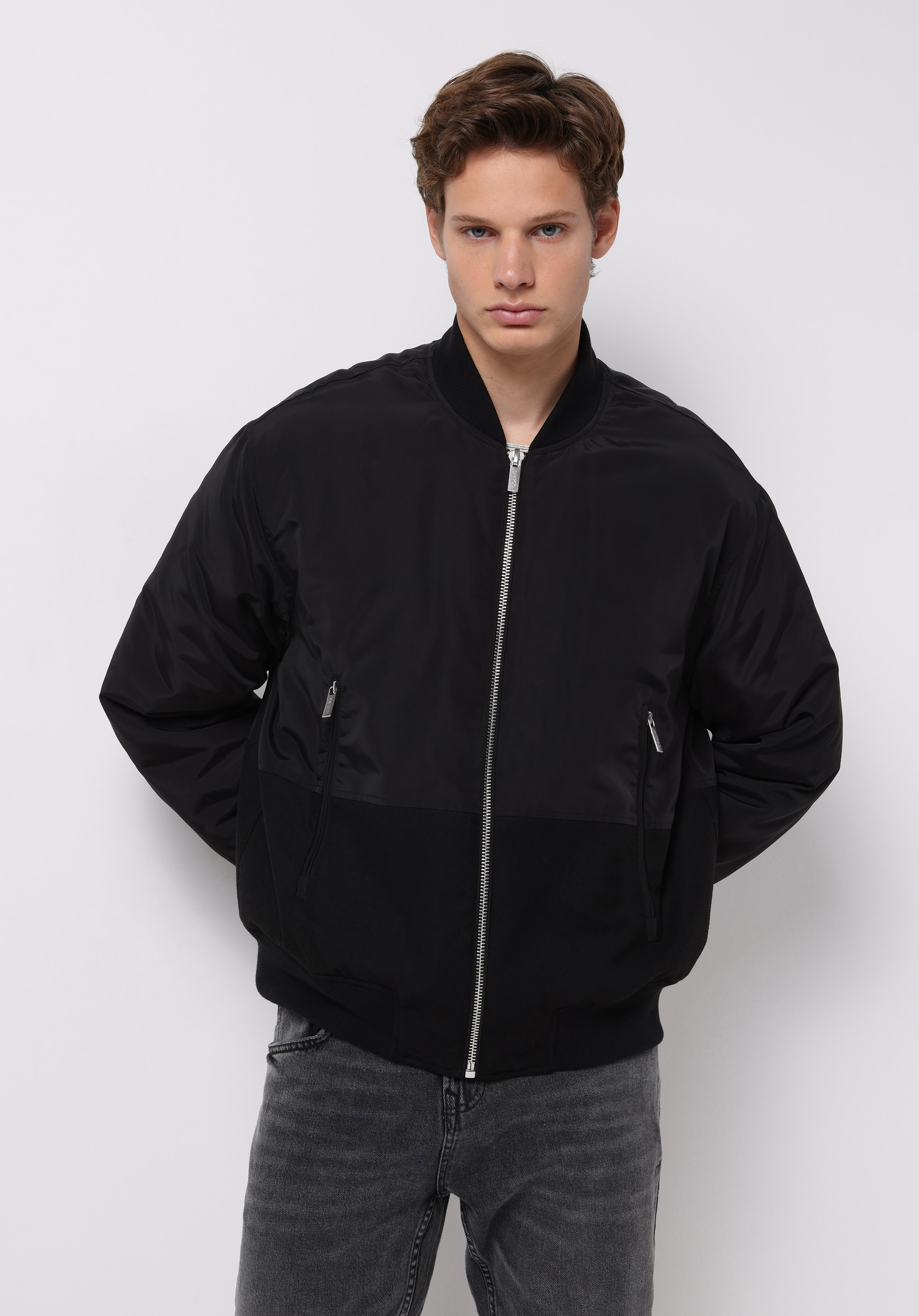 اعرض التفاصيل لـ أسود للرجال جاكيت