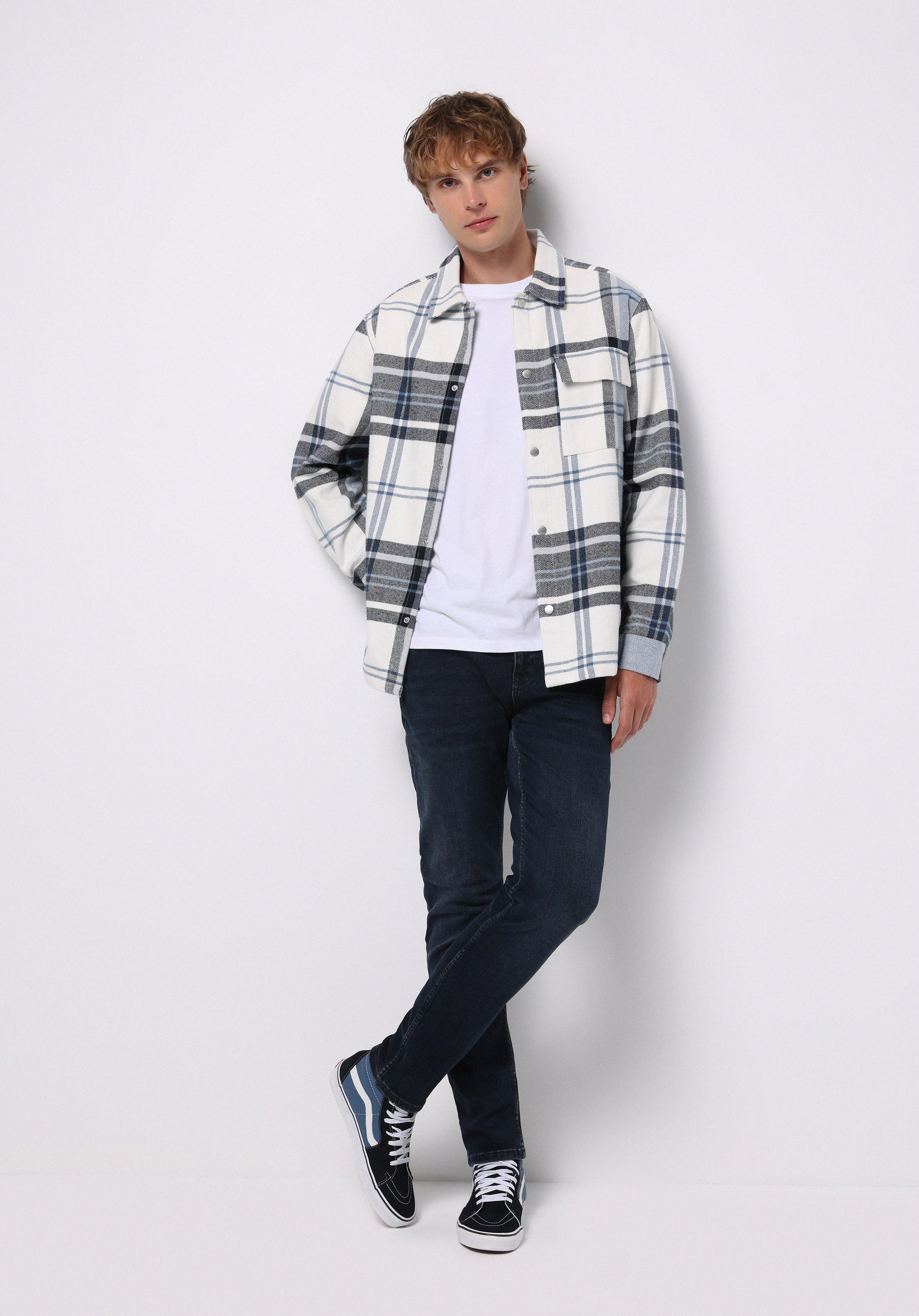 اعرض التفاصيل لـ أزرق للرجال بناطيل