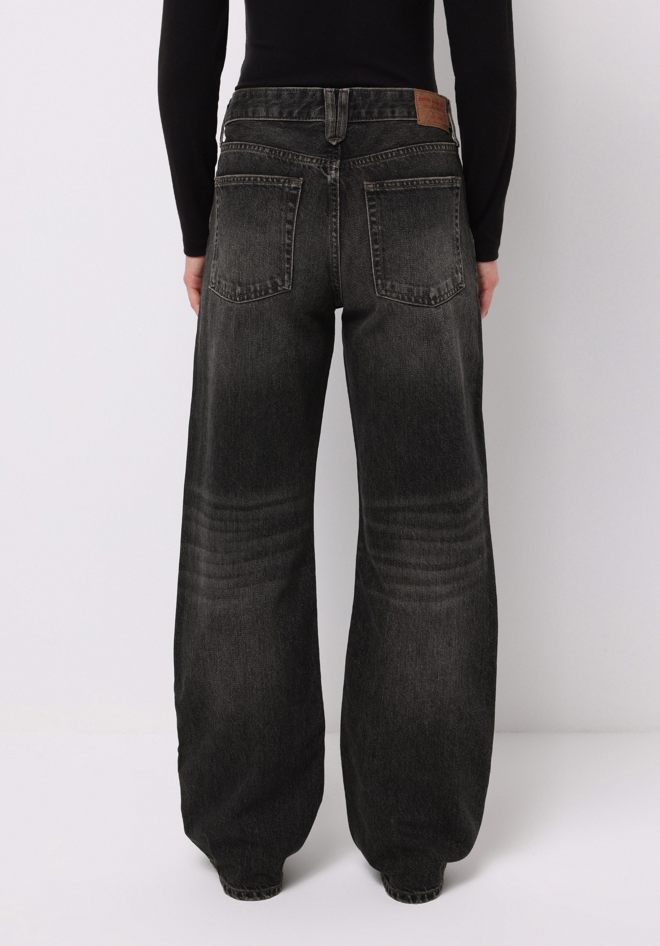 اعرض التفاصيل لـ أسود للنساء بناطيل