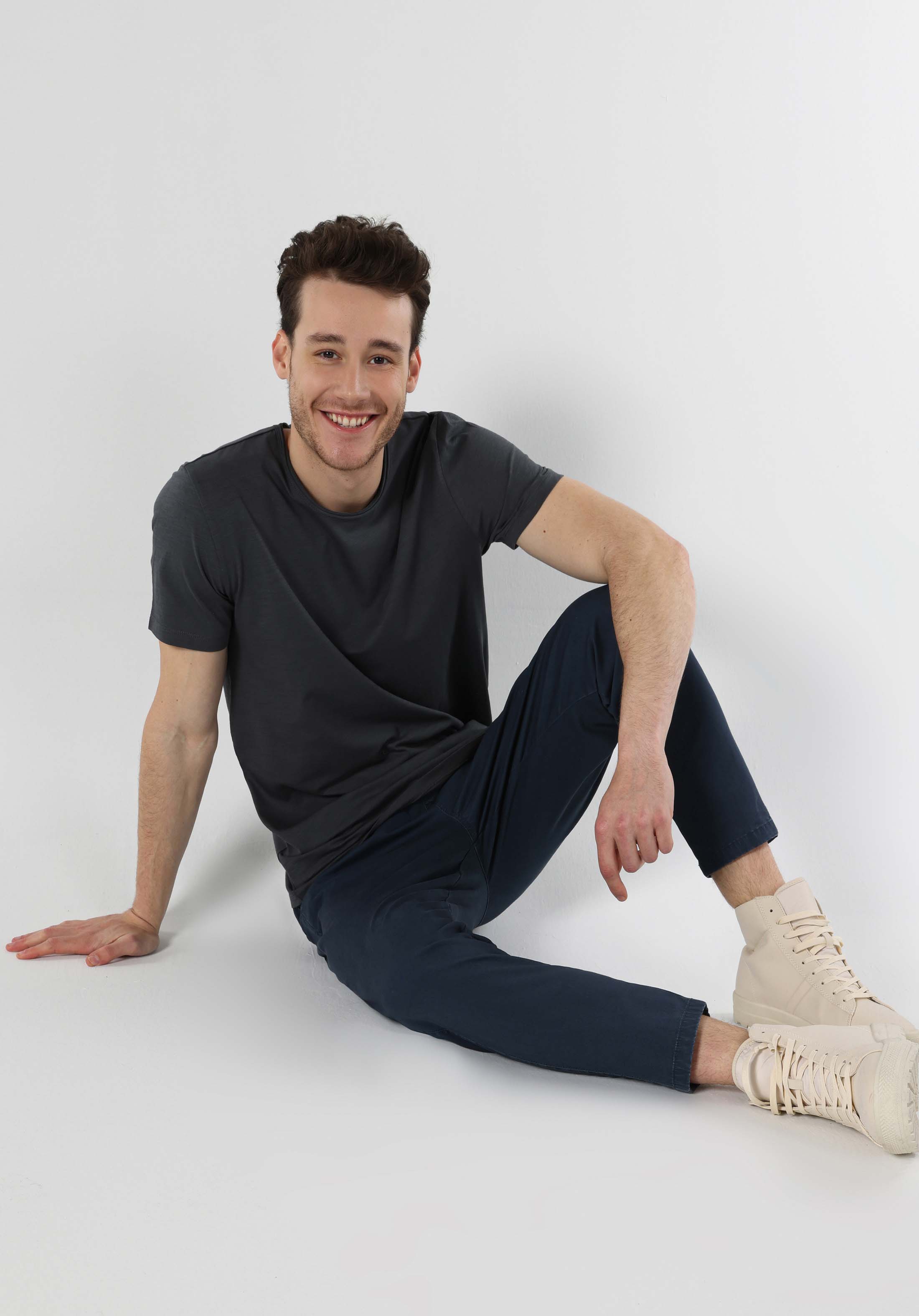 اعرض التفاصيل لـ   رقبة مستديرة مستقيم رجالي أنثراسايت كم قصير تي شيرت