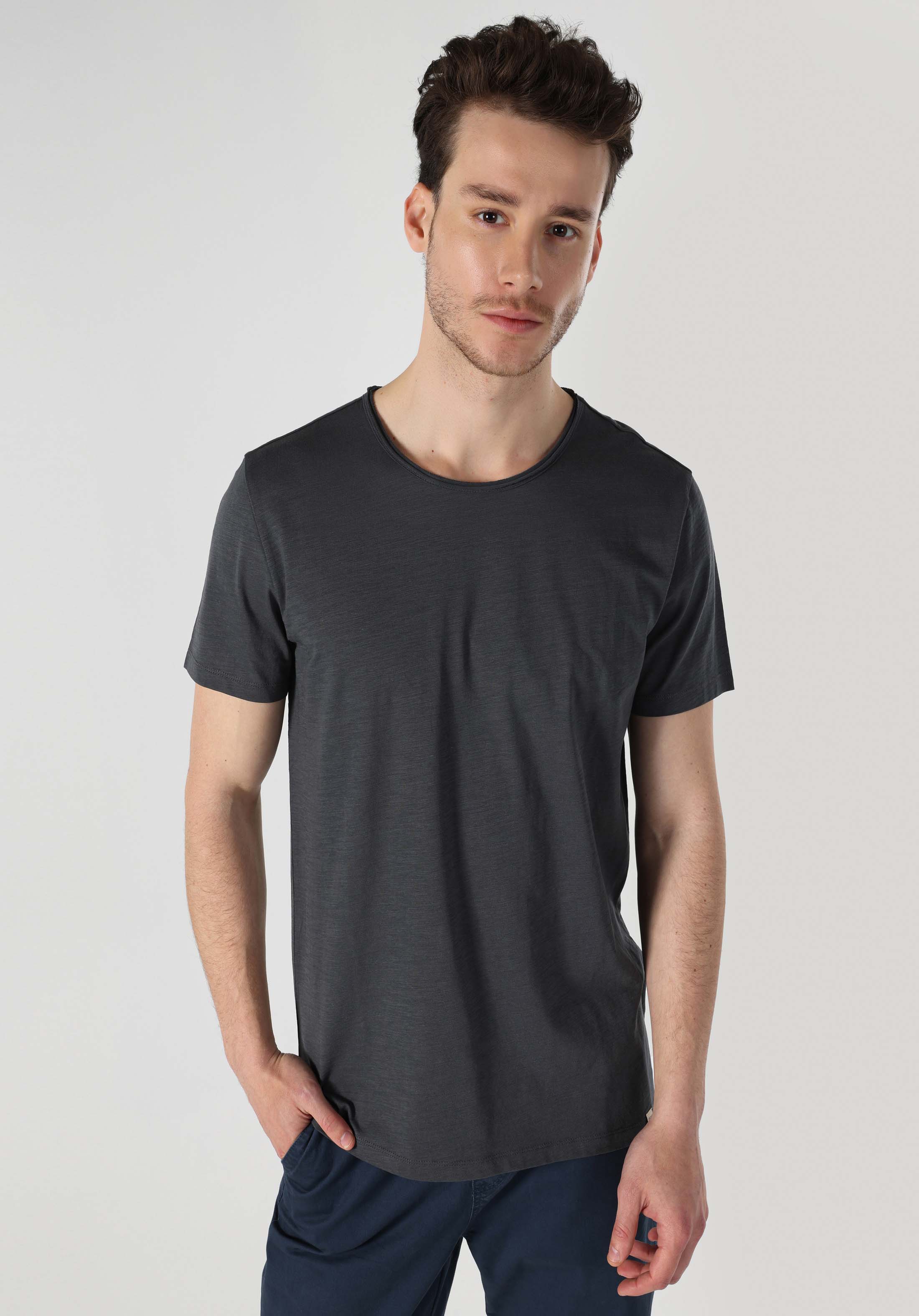 اعرض التفاصيل لـ   رقبة مستديرة مستقيم رجالي أنثراسايت كم قصير تي شيرت