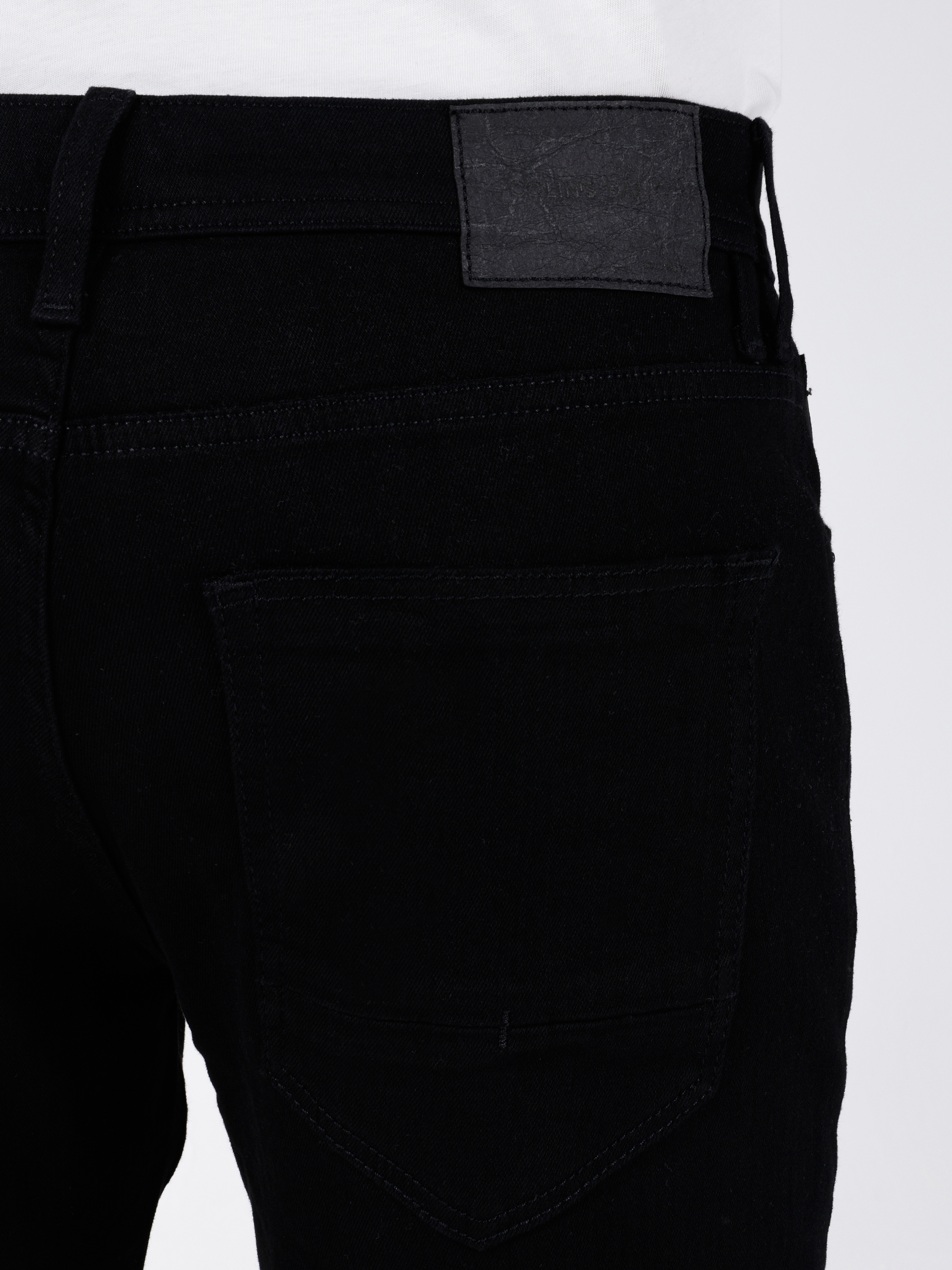 اعرض التفاصيل لـ 044 بنطال جينز كارل ذو الخصر المنخفض والساق المستقيمة باللون الأسود للرجال