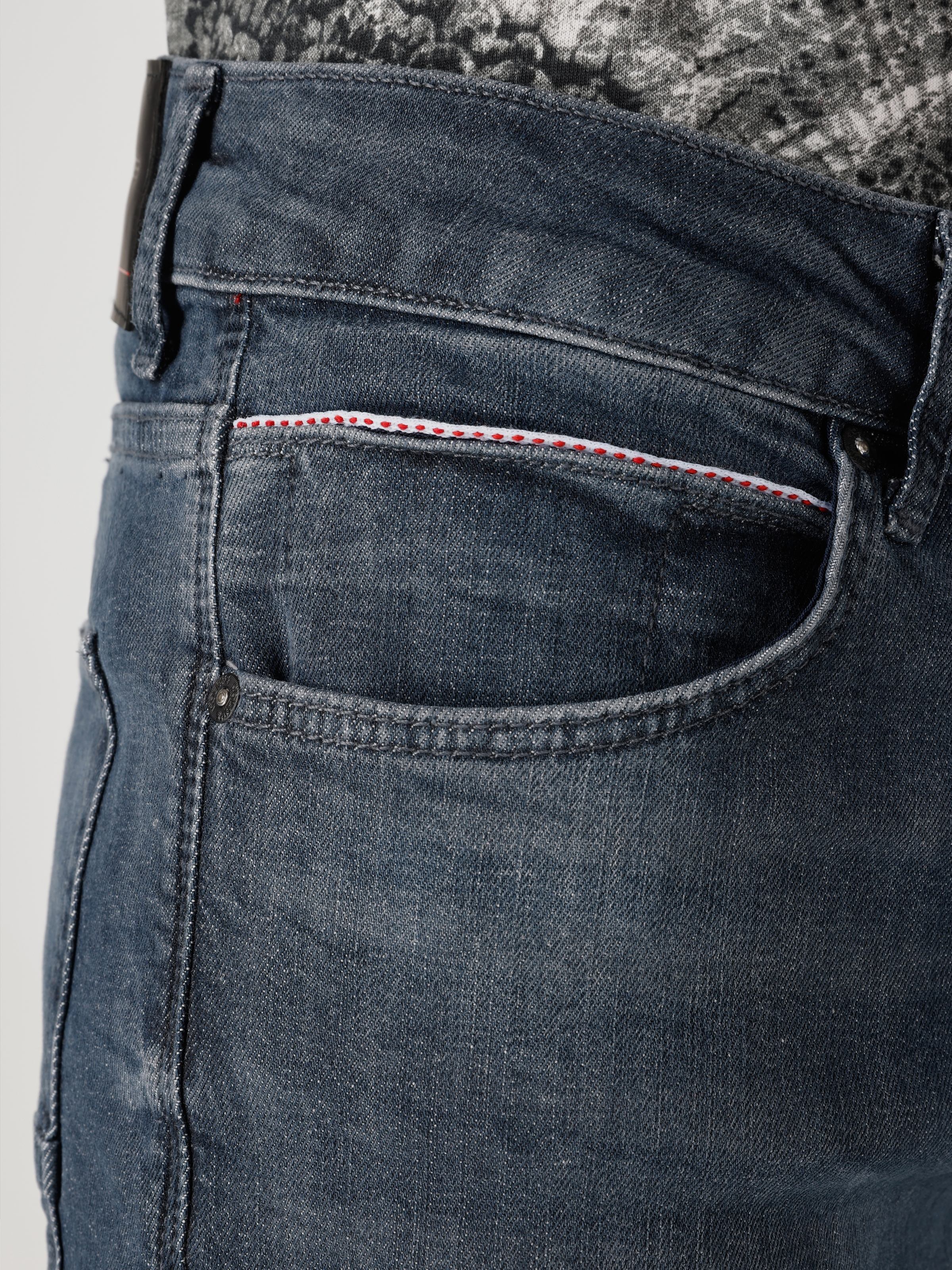اعرض التفاصيل لـ 044 بنطال جينز كارل ذو قصة عادية بخصر منخفض وساق مستقيمة باللون الأزرق الداكن للرجال
