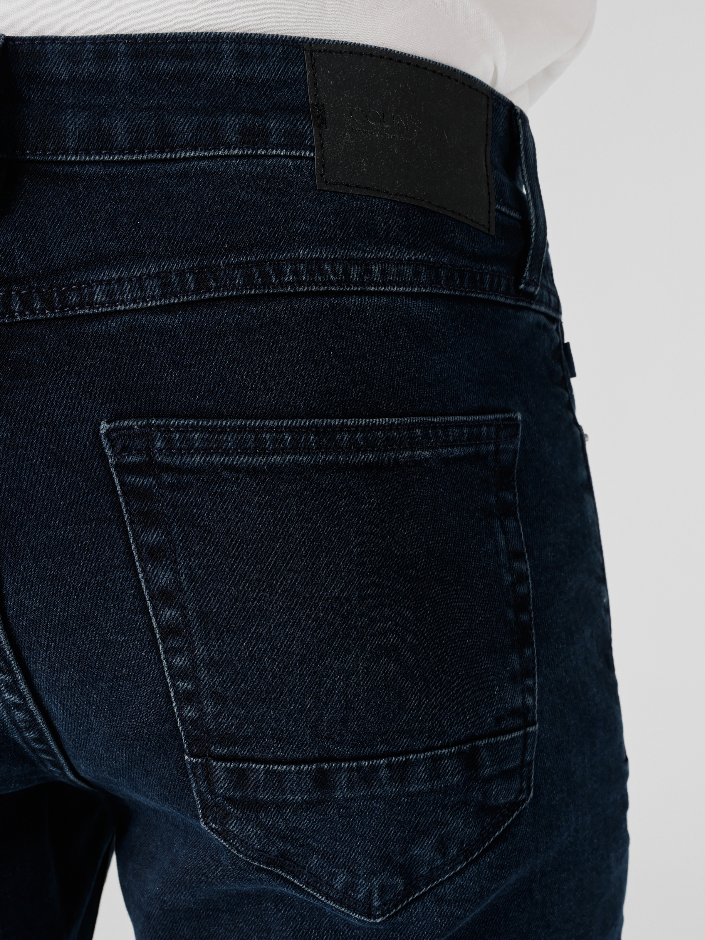 اعرض التفاصيل لـ 041 داني بنطال جينز ضيق منخفض الخصر وضيق الساق باللون الأزرق الداكن للرجال