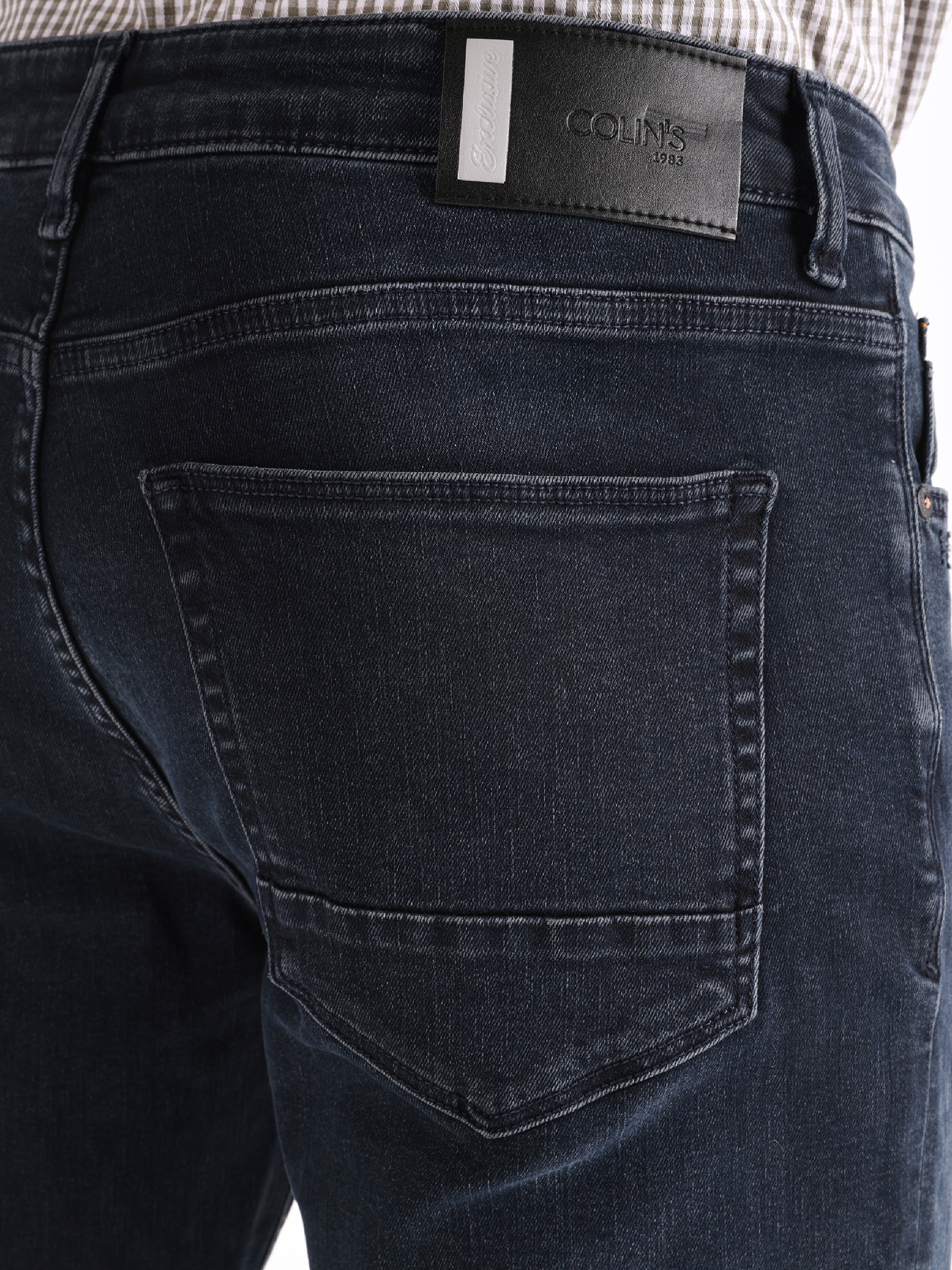 اعرض التفاصيل لـ 044 بنطال جينز كارل ذو قصة عادية وخصر منخفض وساق مستقيمة للرجال