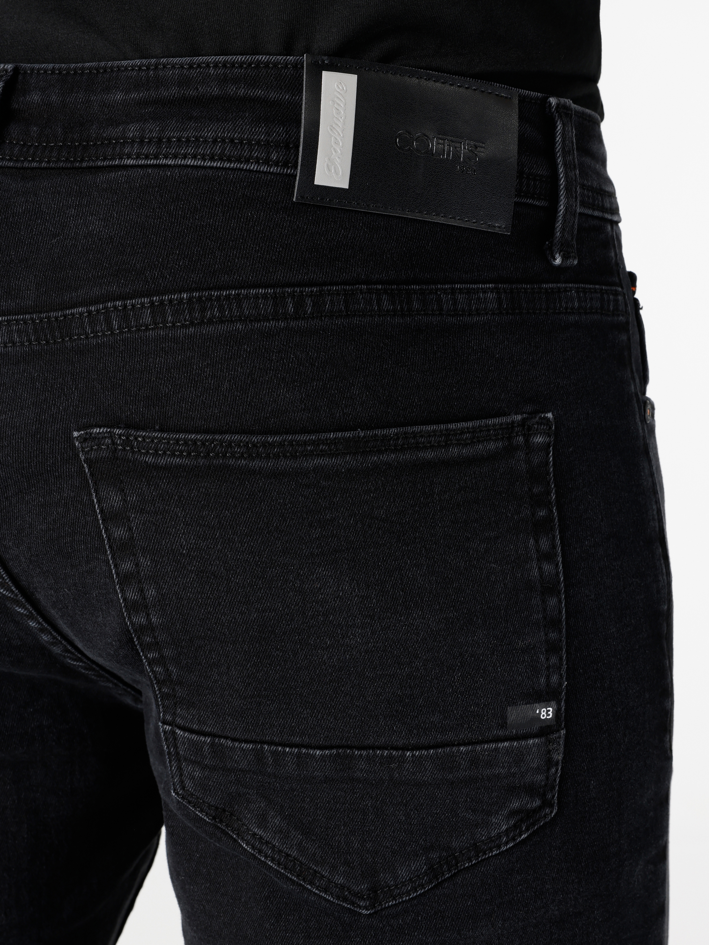 اعرض التفاصيل لـ 044 بنطال جينز كارل ذو قصة عادية وخصر منخفض وساق مستقيمة للرجال