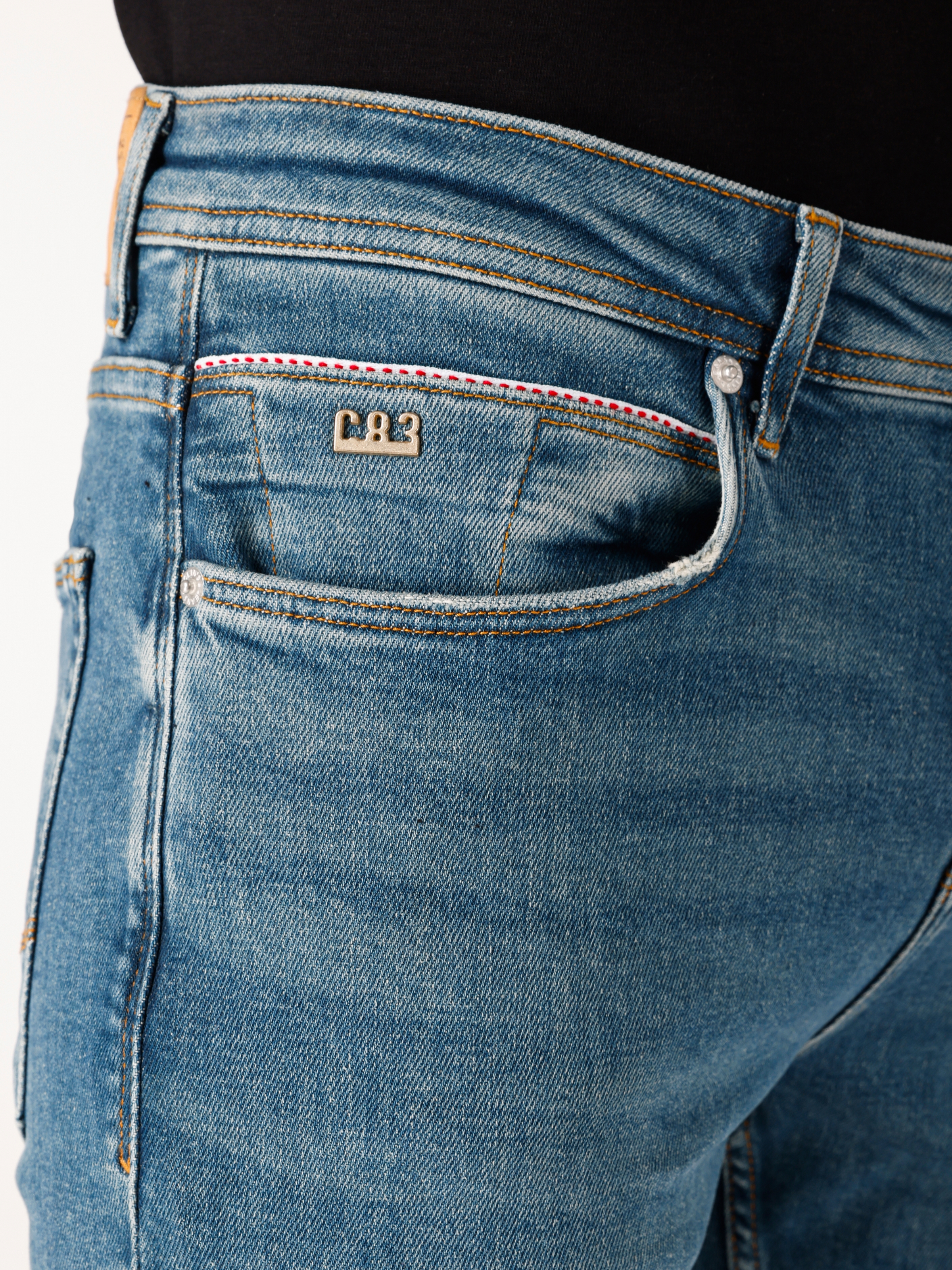 اعرض التفاصيل لـ 044 بنطال جينز كارل ذو قصة عادية بخصر منخفض وساق مستقيمة باللون الأزرق الداكن للرجال