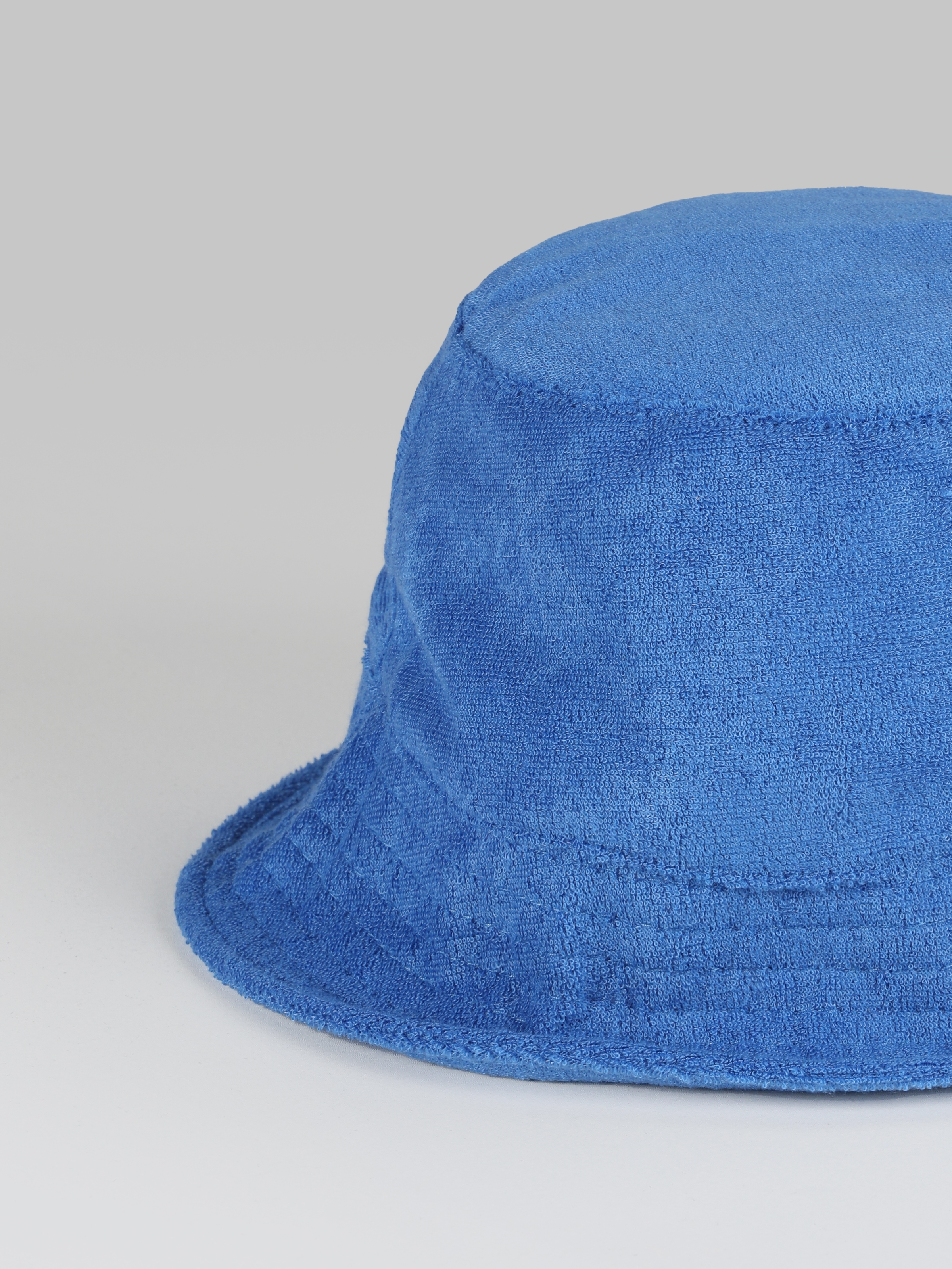 اعرض التفاصيل لـ دلو دلو قبعة المرأة الزرقاء