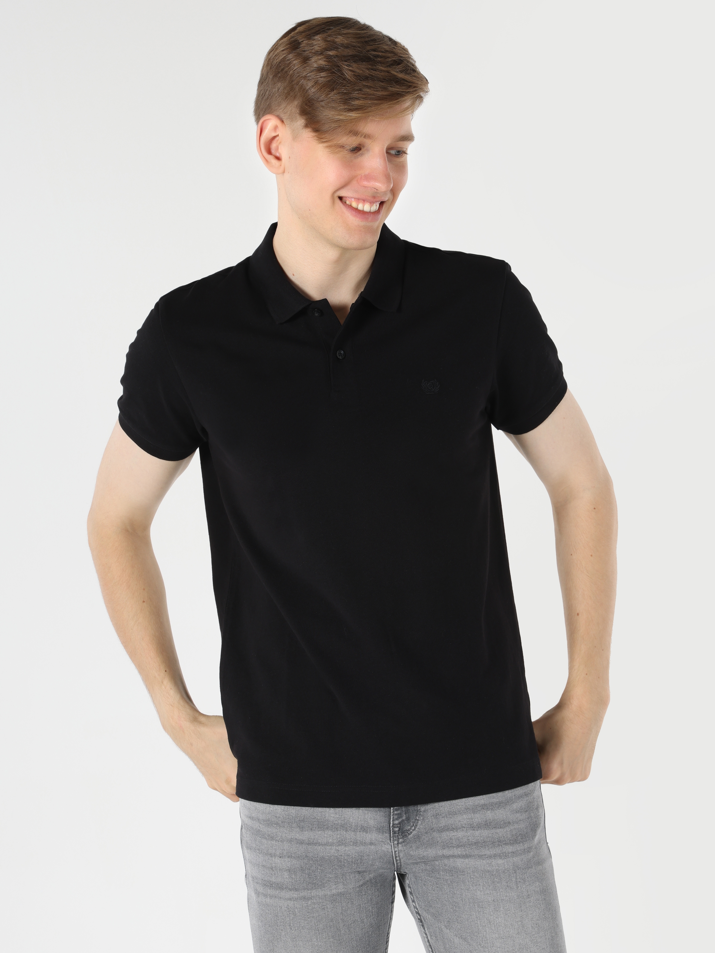 اعرض التفاصيل لـ قميص بولو ذو ياقة عادية مناسب للرجال باللون الأسود وأكمام قصيرة