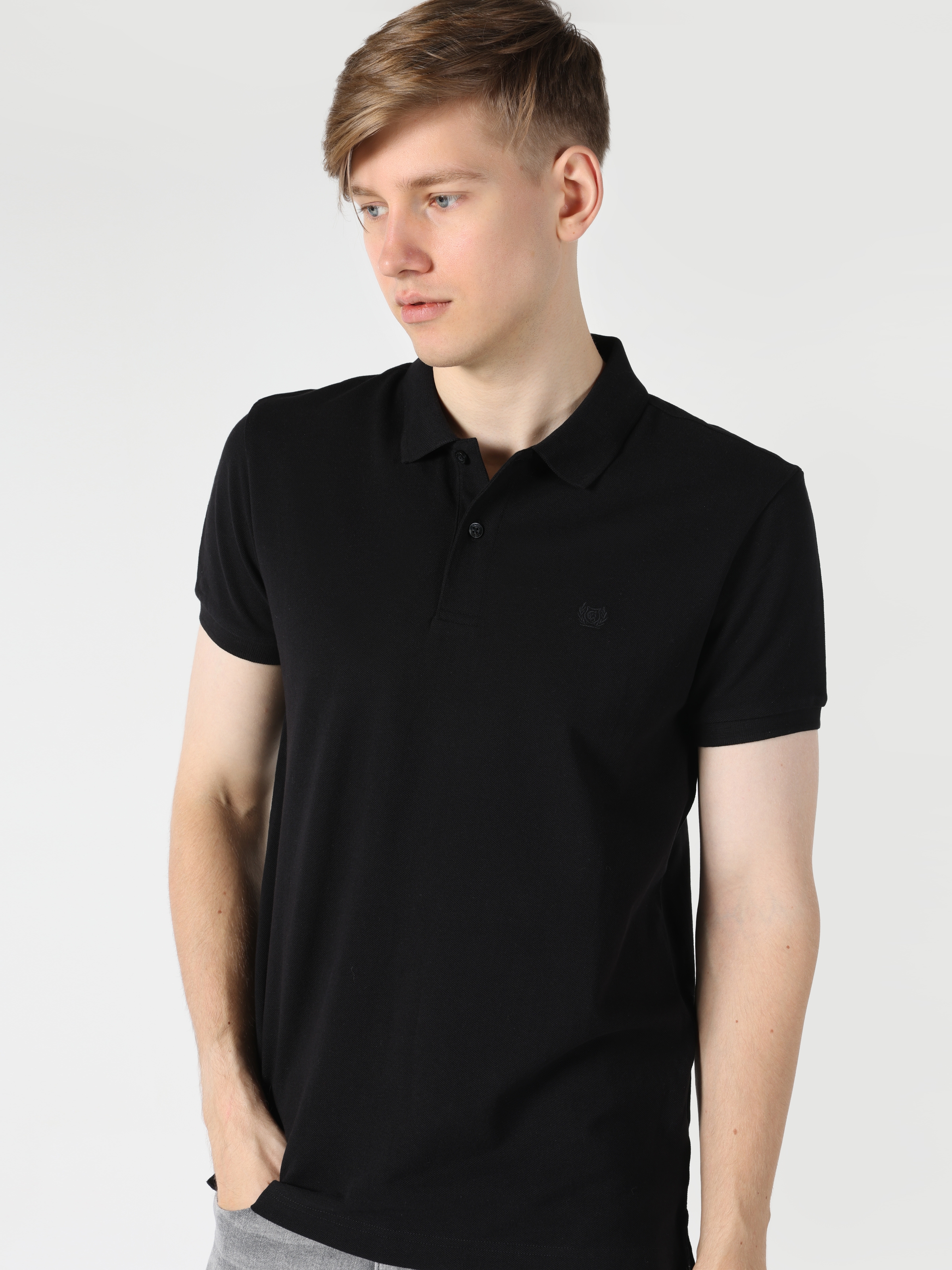 اعرض التفاصيل لـ قميص بولو ذو ياقة عادية مناسب للرجال باللون الأسود وأكمام قصيرة