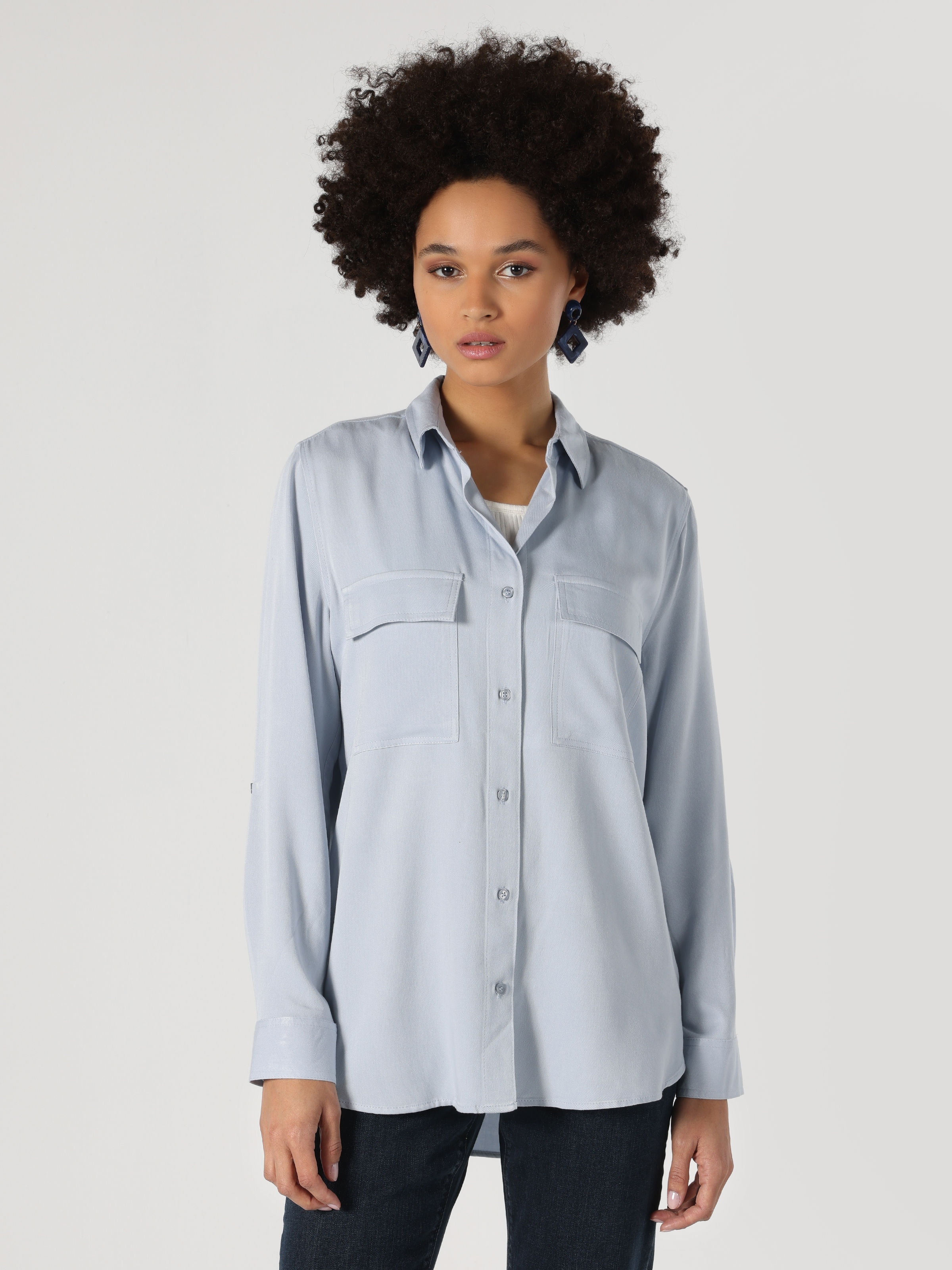 اعرض التفاصيل لـ قميص طويل الأكمام للنساء باللون الأزرق مع جيوب