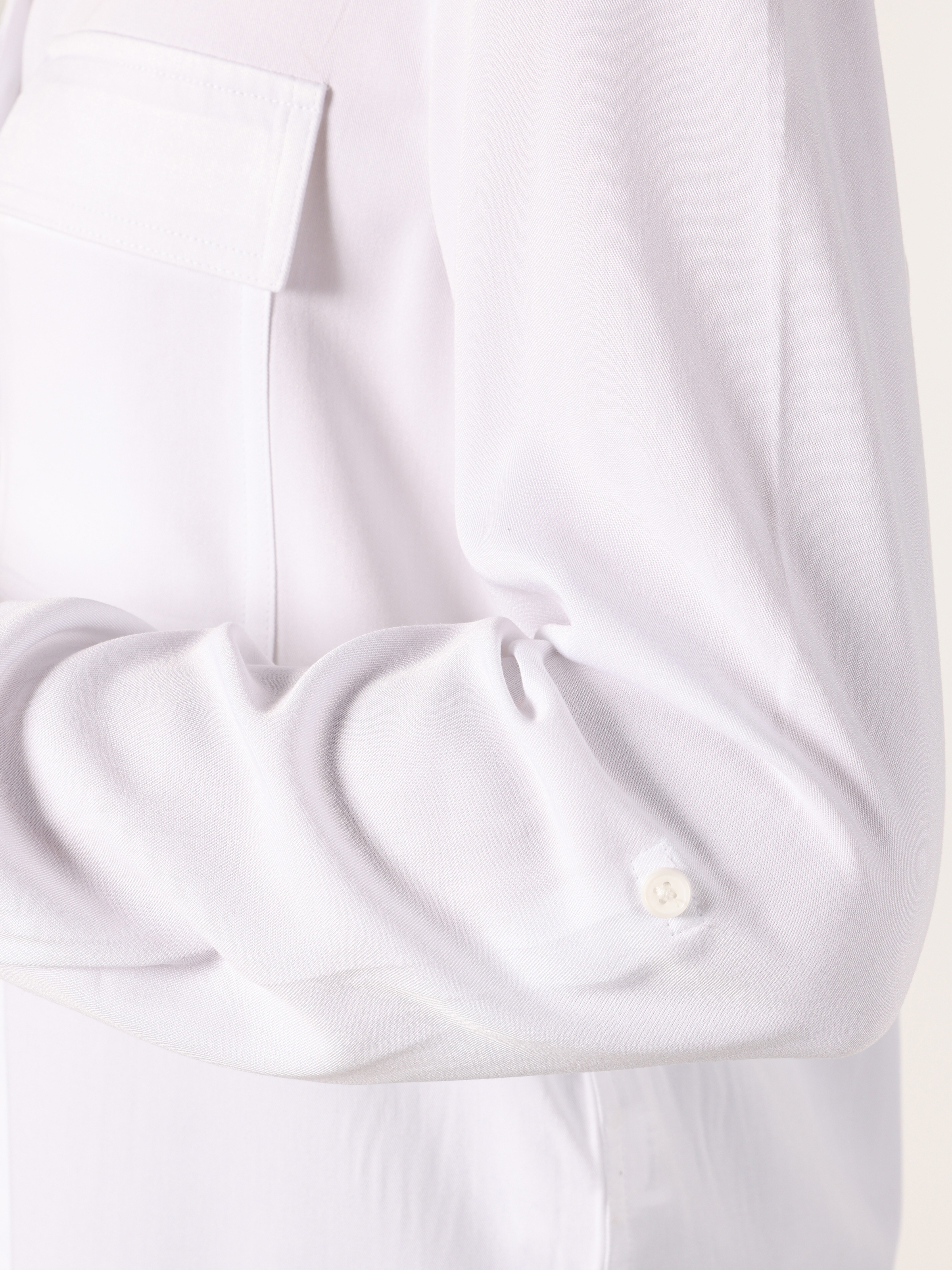اعرض التفاصيل لـ قميص نسائي أبيض بأكمام طويلة مع جيوب