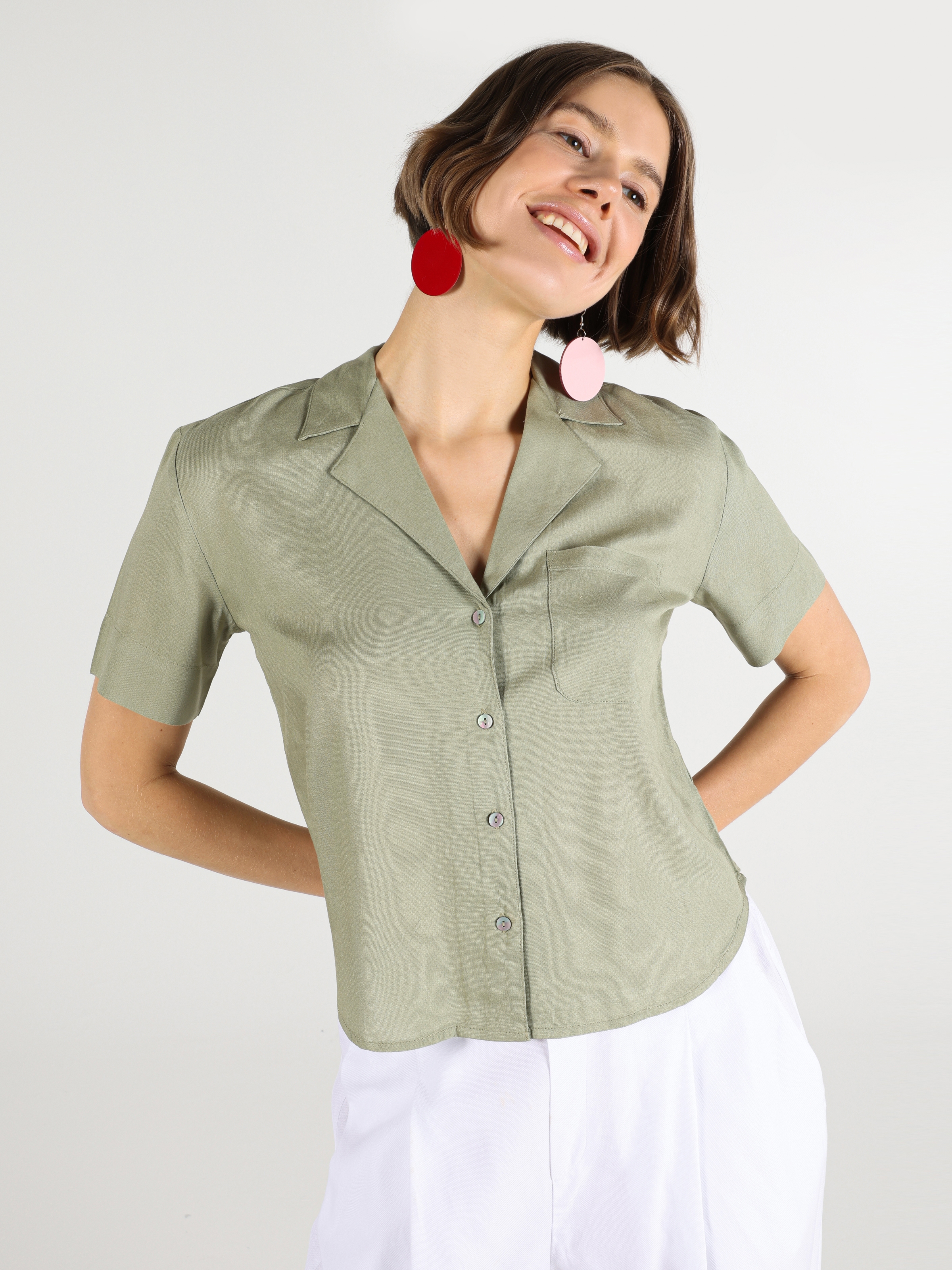 اعرض التفاصيل لـ قميص نسائي بأكمام قصيرة باللون الأخضر مناسب بشكل منتظم