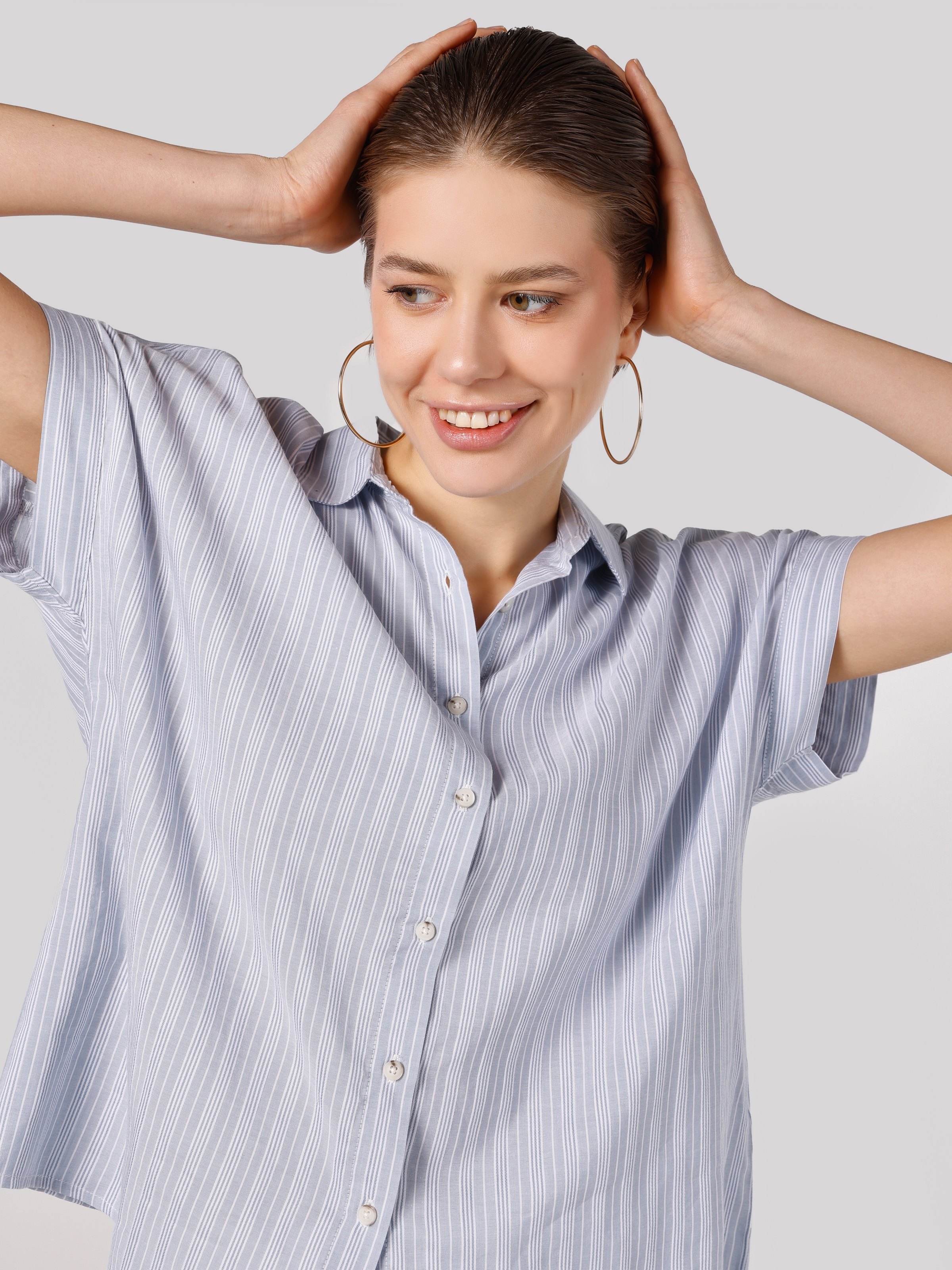 اعرض التفاصيل لـ قميص قصير الأكمام للنساء مخطط باللون الأزرق