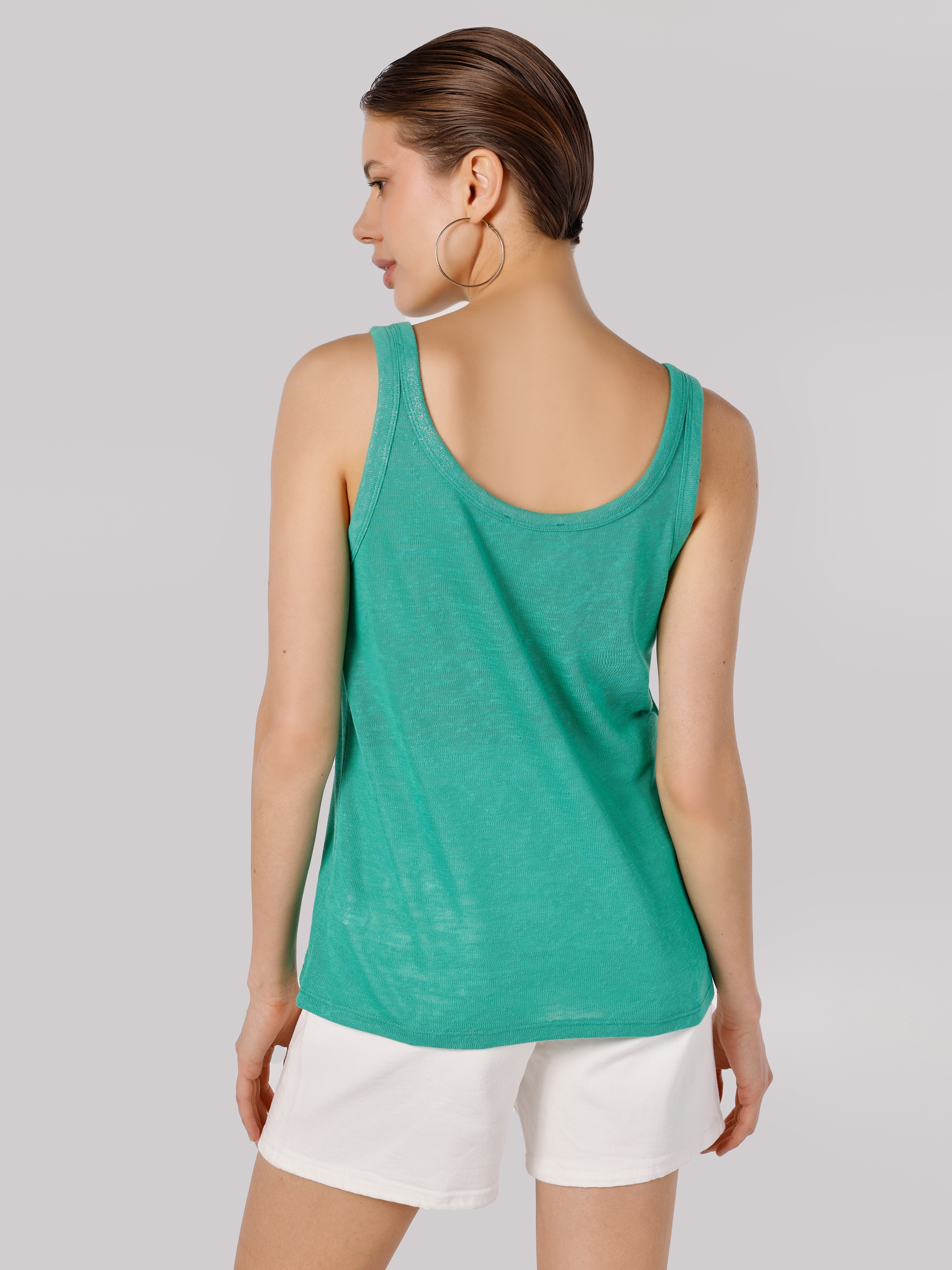 اعرض التفاصيل لـ قميص داخلي نسائي ذو مقاس عادي مناسب باللون الأخضر