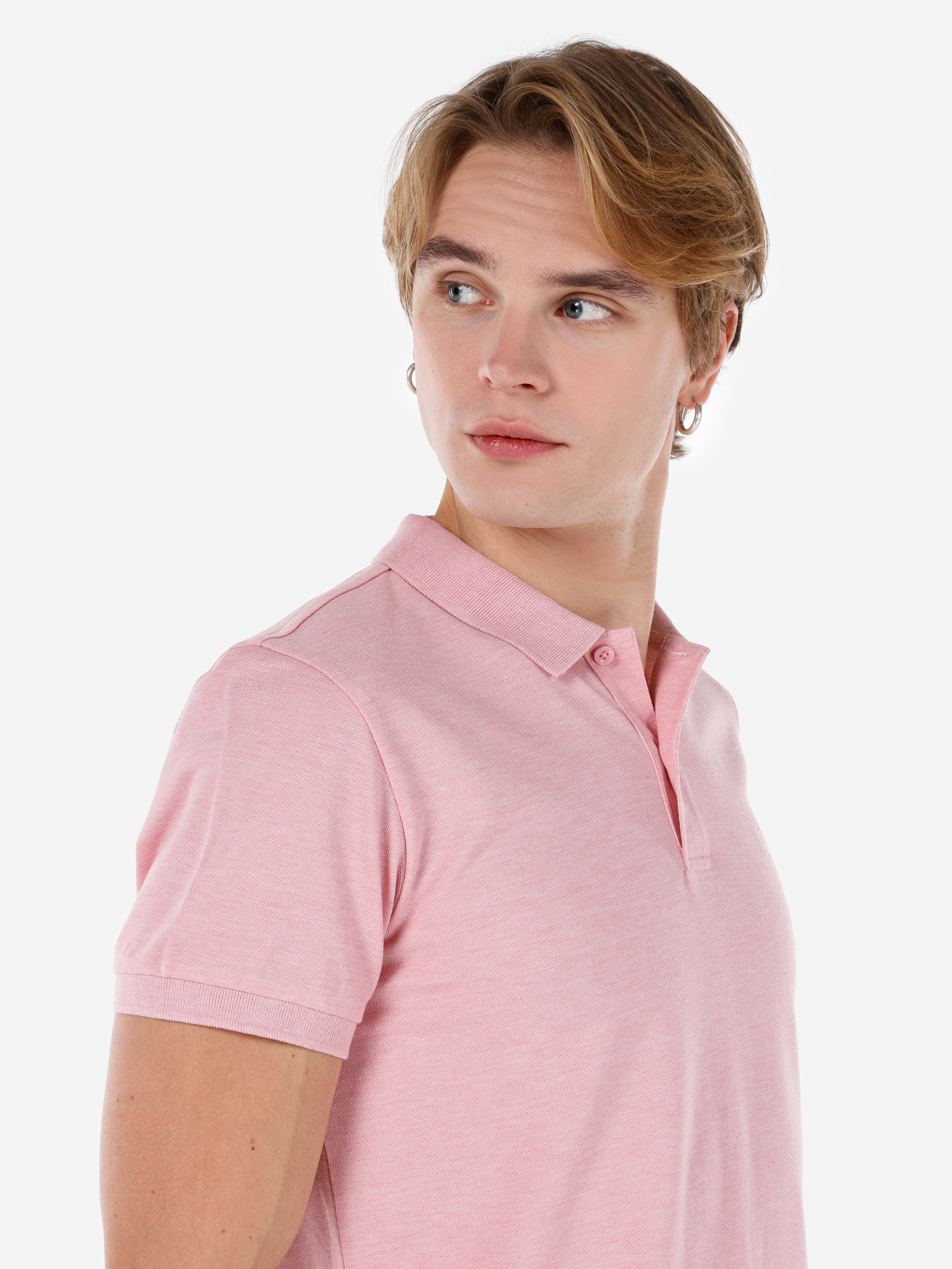 اعرض التفاصيل لـ قميص بولو ذو ياقة عادية مناسب للرجال باللون الوردي وأكمام قصيرة