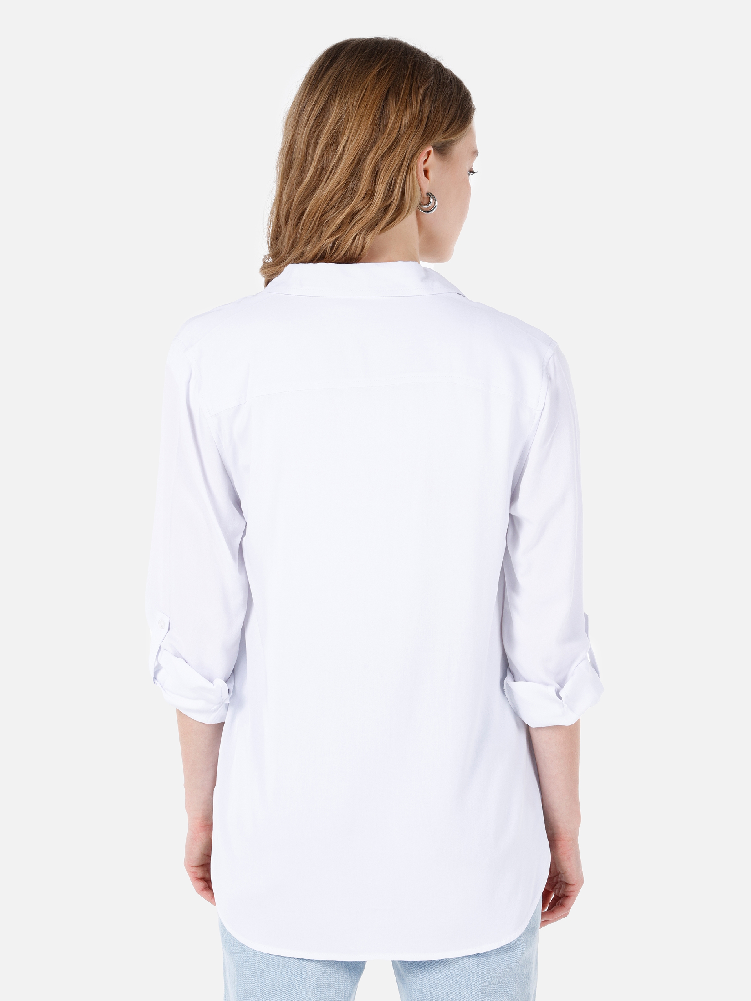 اعرض التفاصيل لـ قميص نسائي أبيض بأكمام طويلة مع جيوب