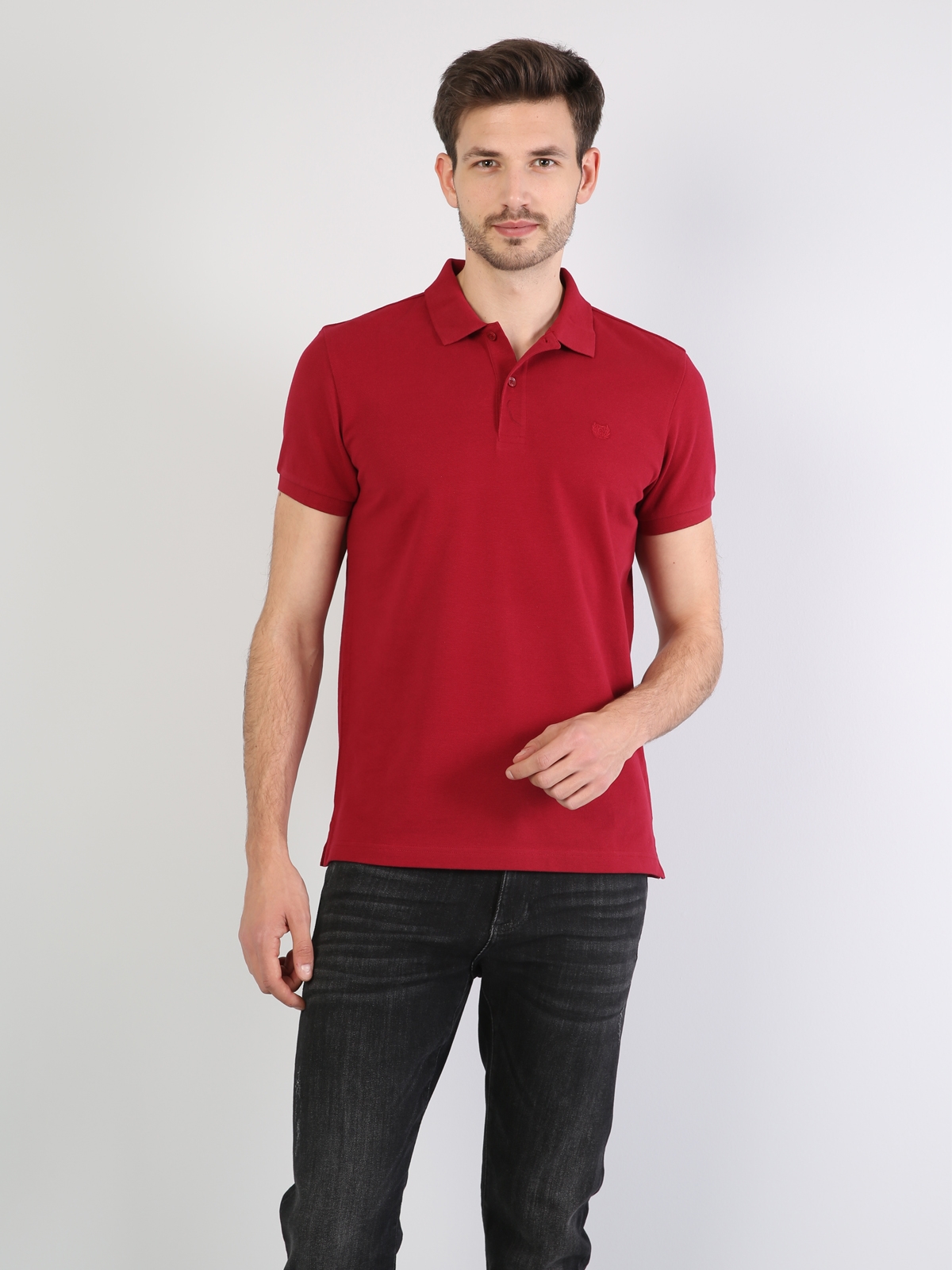 اعرض التفاصيل لـ قميص بولو ذو ياقة عادية مناسب للرجال باللون الأحمر وأكمام قصيرة