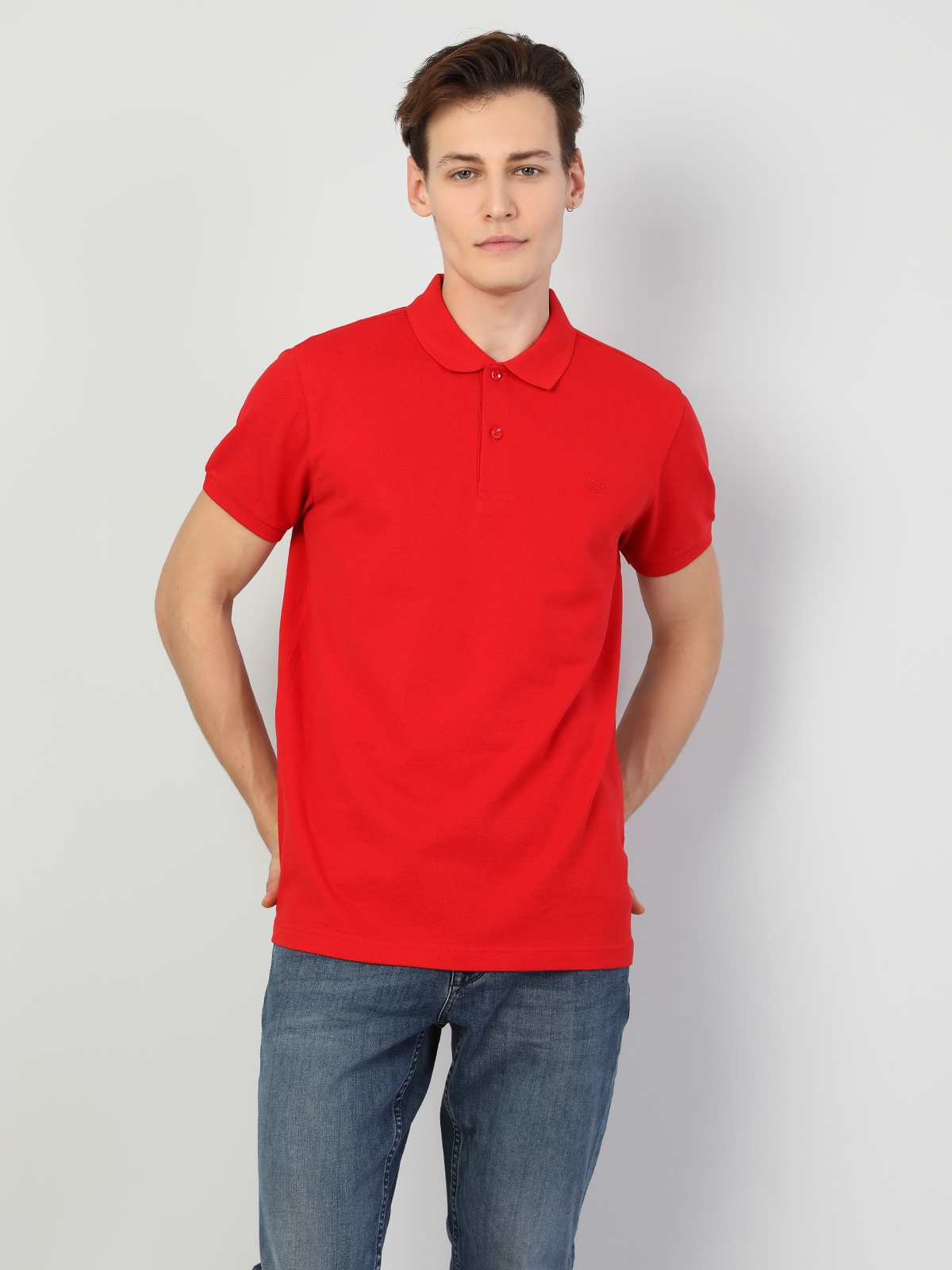 اعرض التفاصيل لـ قميص بولو ذو ياقة عادية مناسب للرجال باللون الأحمر وأكمام قصيرة