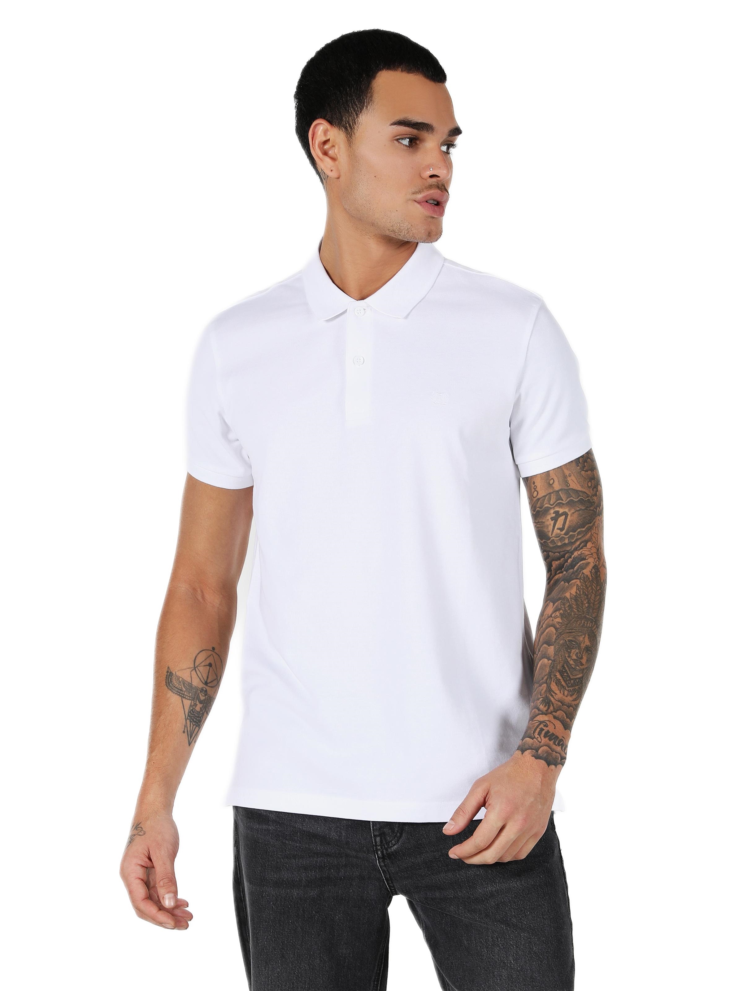 اعرض التفاصيل لـ قميص بولو بياقة بولو للرجال ذو ياقة عادية وأكمام قصيرة باللون الأبيض
