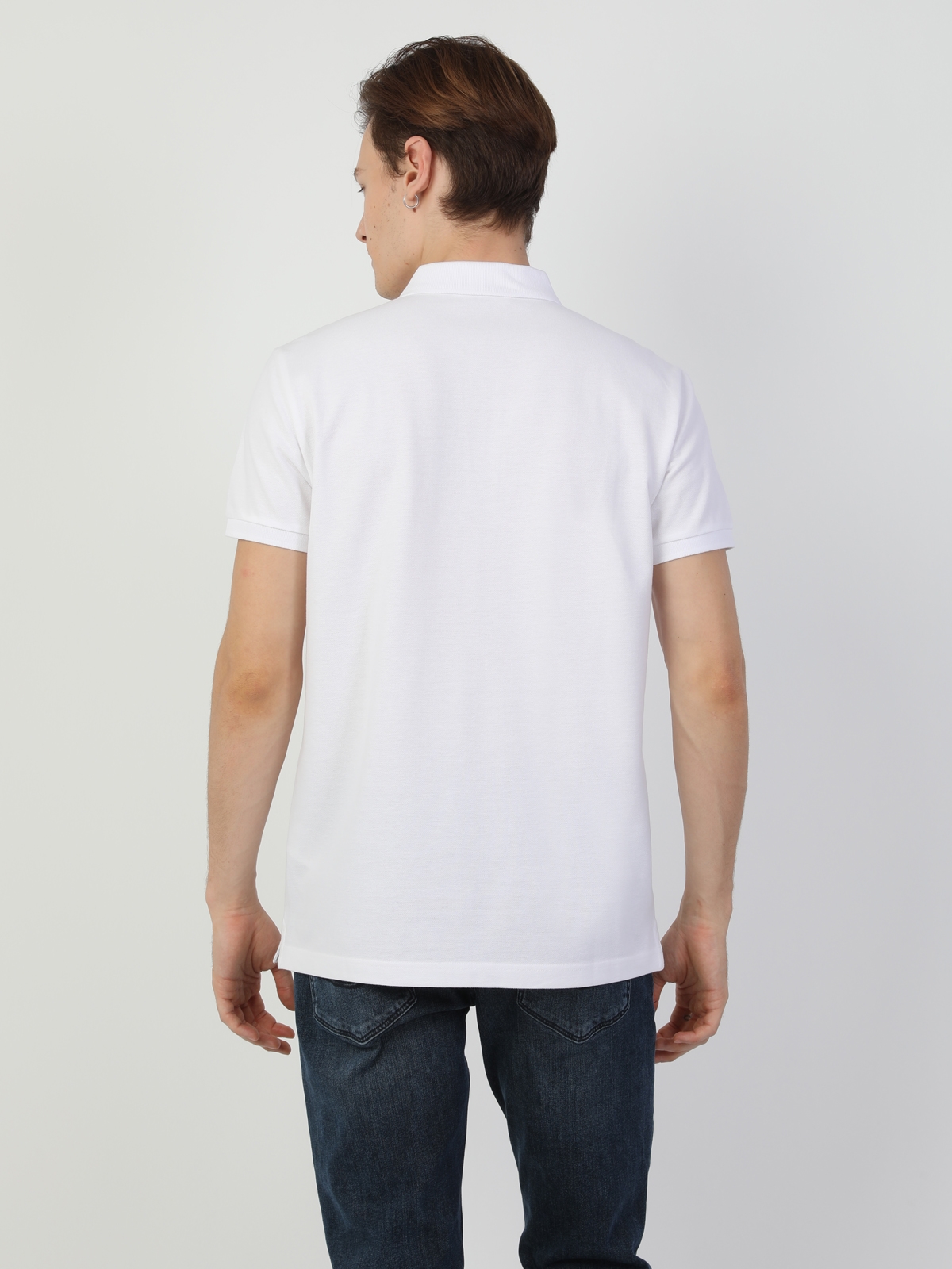 اعرض التفاصيل لـ قميص بولو بياقة بولو للرجال ذو ياقة عادية وأكمام قصيرة باللون الأبيض