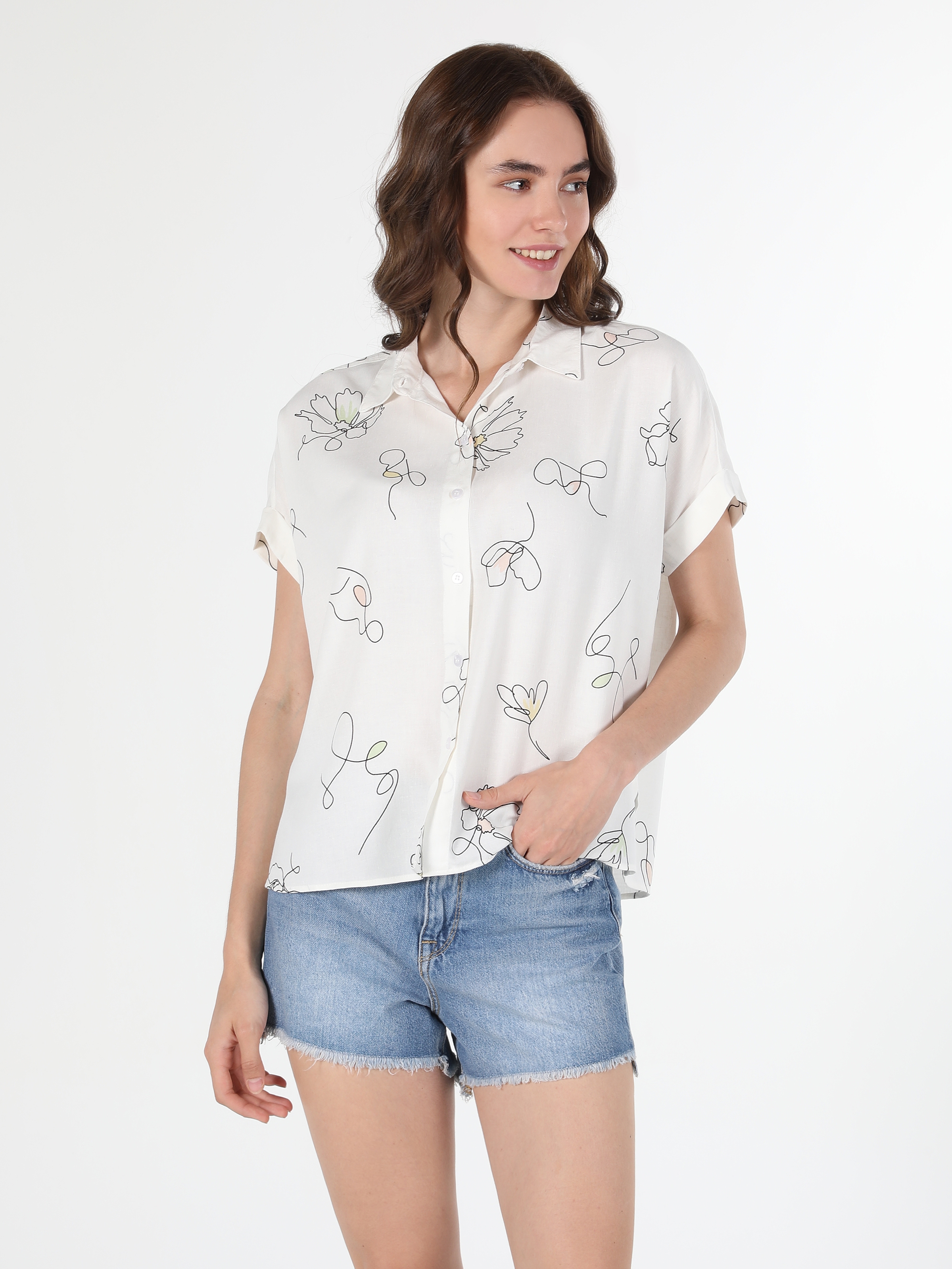 اعرض التفاصيل لـ قميص عادي مناسب برقبة مطبوعة قميص أبيض بأكمام قصيرة للنساء