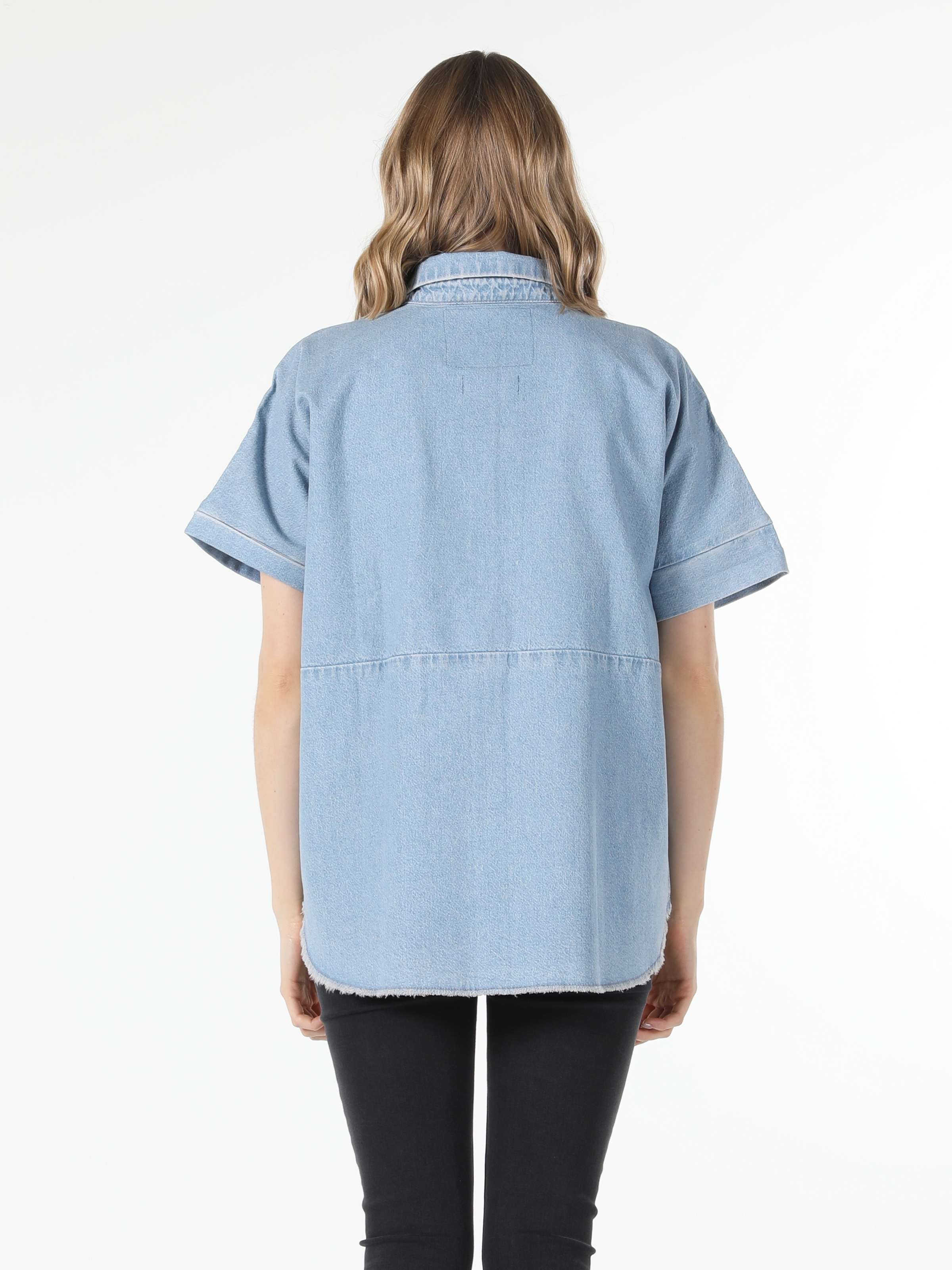 اعرض التفاصيل لـ قميص نسائي بأكمام قصيرة كلاسيكي مناسب باللون الأزرق الفاتح