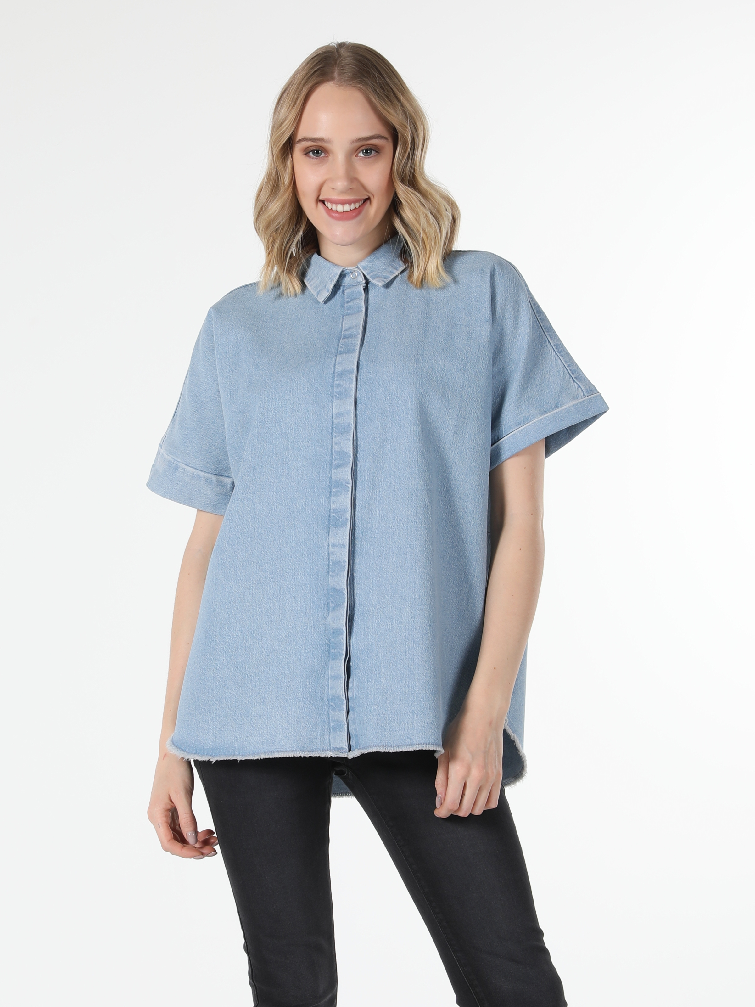 اعرض التفاصيل لـ قميص نسائي بأكمام قصيرة كلاسيكي مناسب باللون الأزرق الفاتح
