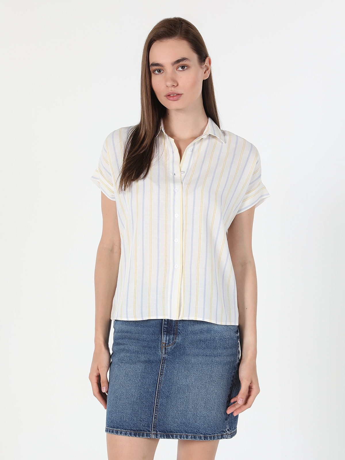 اعرض التفاصيل لـ قميص مناسب عادي برقبة قميص مخطط متعدد الألوان للنساء بأكمام قصيرة