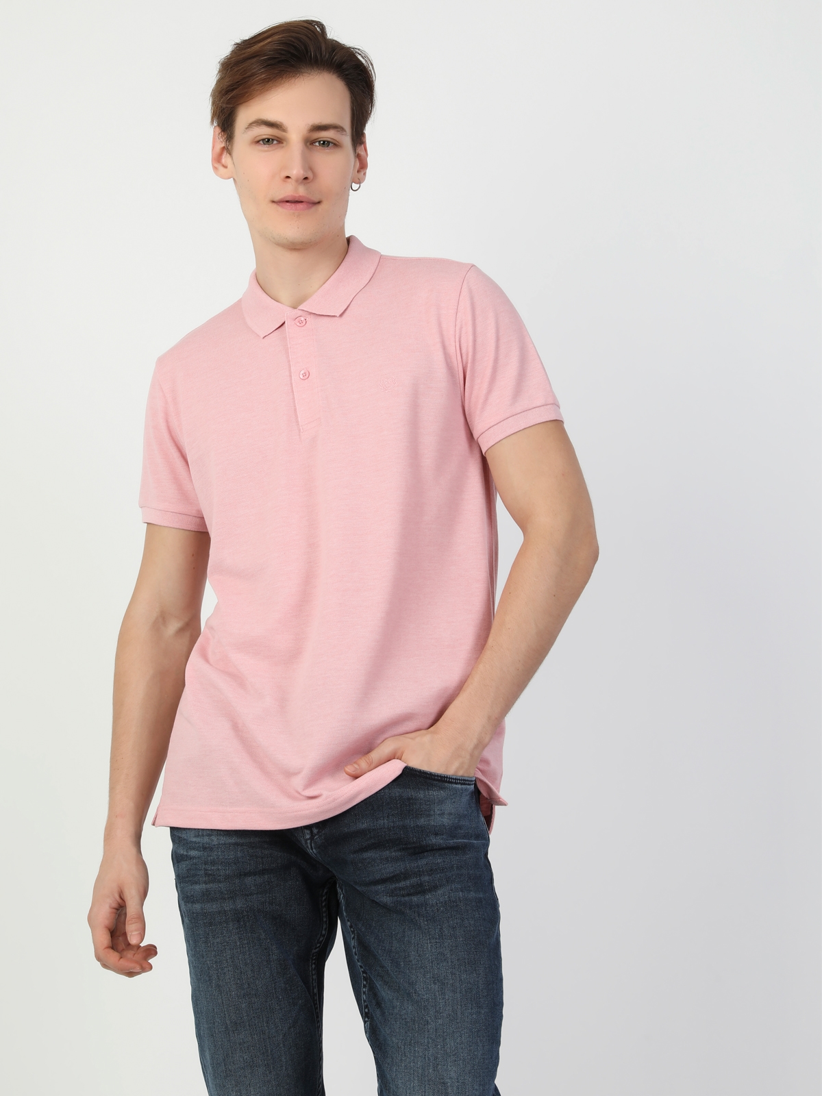 اعرض التفاصيل لـ قميص بولو ذو ياقة عادية مناسب للرجال باللون الوردي وأكمام قصيرة