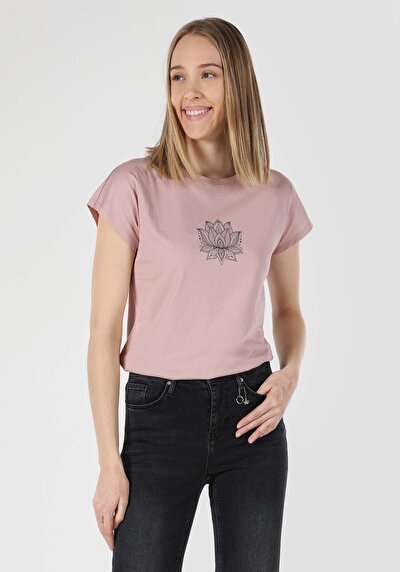 صورة من وردي للنساء تي شيرت بأكمام قصيرة