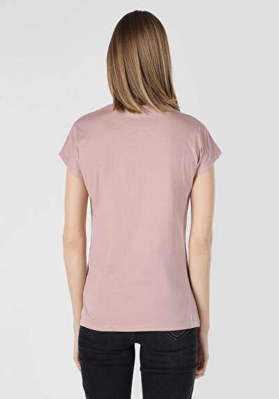 صورة من وردي للنساء تي شيرت بأكمام قصيرة