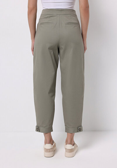 صورة من أخضر للنساء بناطيل