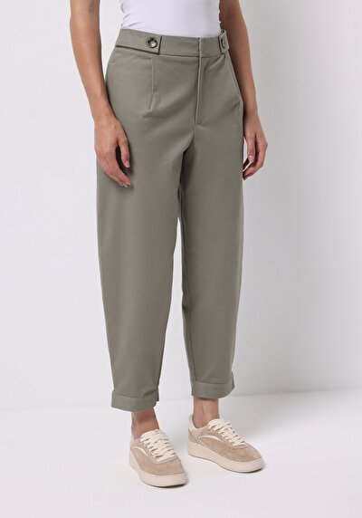 صورة من أخضر للنساء بناطيل