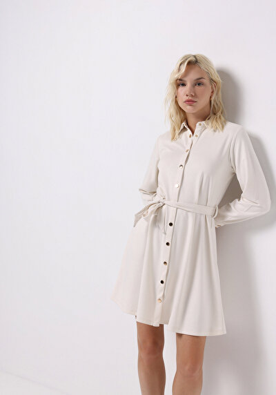 صورة من بيج فاتح للنساء فستان