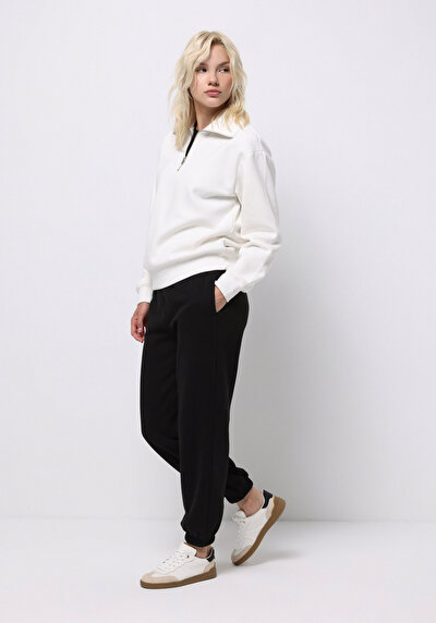 صورة من أسود للنساء بنطال رياضي