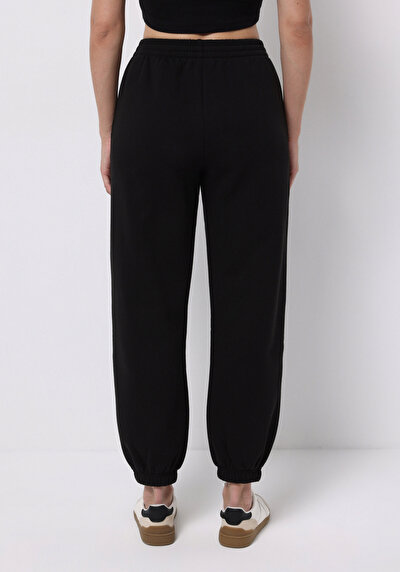 صورة من أسود للنساء بنطال رياضي