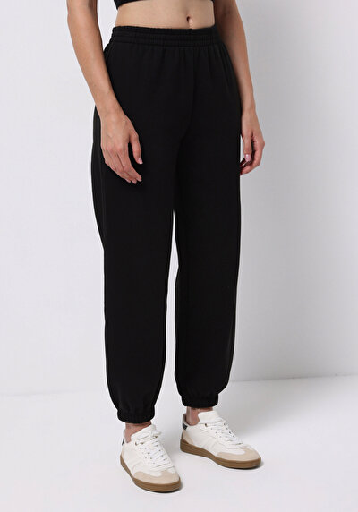 صورة من أسود للنساء بنطال رياضي