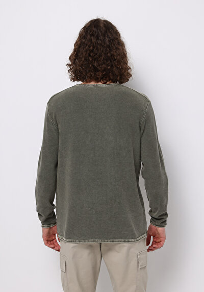 صورة من كاكي للرجال بلوفر