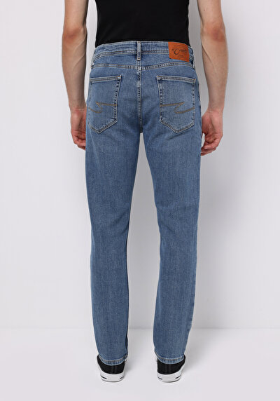 صورة من أزرق فاتح للرجال بناطيل