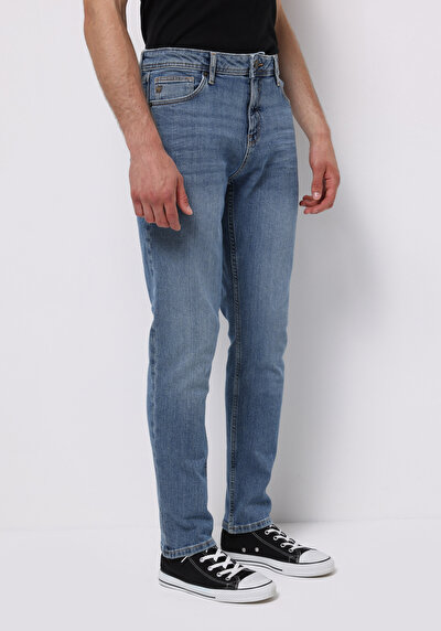 صورة من أزرق فاتح للرجال بناطيل