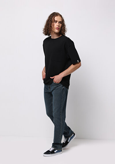 صورة من أزرق داكن للرجال بناطيل