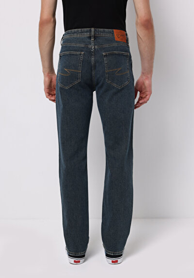 صورة من أزرق داكن للرجال بناطيل