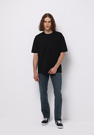 صورة من أزرق داكن للرجال بناطيل