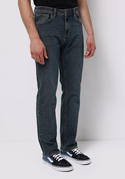 صورة من أزرق داكن للرجال بناطيل