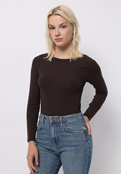 صورة من بني للنساء تي شيرت كم طويل