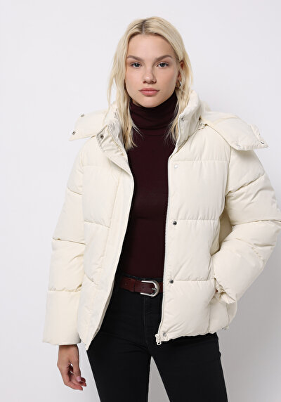 صورة من بيج فاتح للنساء جاكيت