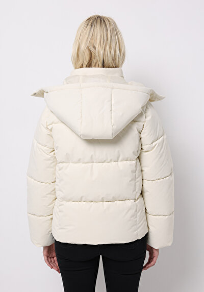 صورة من بيج فاتح للنساء جاكيت