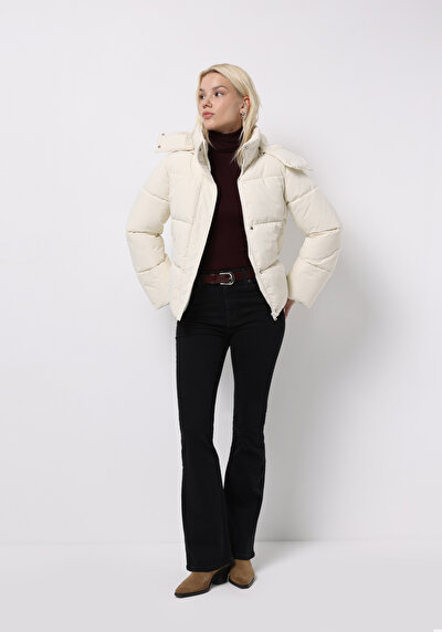 صورة من بيج فاتح للنساء جاكيت