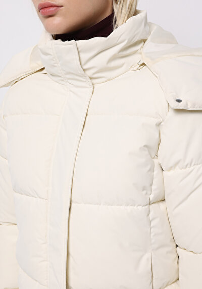 صورة من بيج فاتح للنساء جاكيت